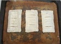 6、香蕉派,在上片中间每隔1厘米横切一刀，注意手法要轻，不要把下面的切断哦，然后送入冰箱冷藏松弛15分钟