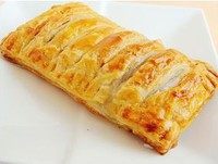 7、香蕉派,松弛好的派上皮涂上蛋液，烤箱180度，中层，20—25分钟，饼皮上色，分层明显即可