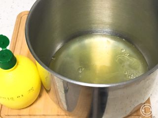 1、咖啡蛋糕卷,鸡蛋分离出蛋白和蛋黄，蛋白中加入柠檬汁。