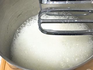 2、咖啡蛋糕卷,用打蛋器高速搅打30圈就出现大量的粗泡。