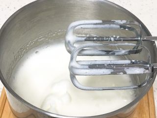 3、咖啡蛋糕卷,加入30克细砂糖，用打蛋器高速搅打50圈，蛋白蓬发，出现下垂的弯钩，再加入15克细砂糖。