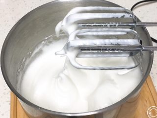 4、咖啡蛋糕卷,继续搅打50圈，蛋白细腻光滑，再加入15克细砂糖。