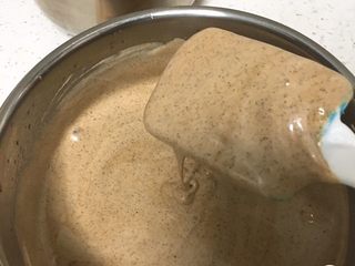 10、咖啡蛋糕卷,用翻拌的手法拌匀蛋糕糊。