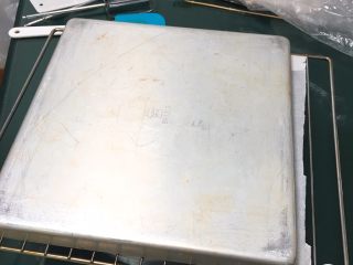 16、咖啡蛋糕卷,烤完立即倒扣在网格上。