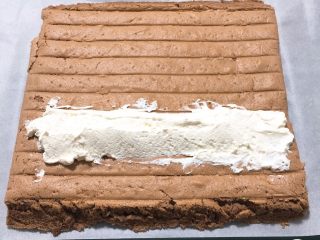 20、咖啡蛋糕卷,奶油霜铺入蛋糕中。