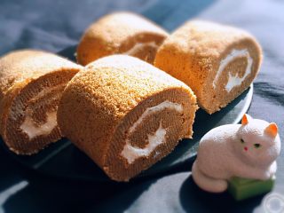 23、咖啡蛋糕卷,漂亮的咖啡蛋糕卷就完成了。