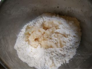 3、酥皮鲜肉月饼,如图再做油酥用材料2中食材和成柔软的面团