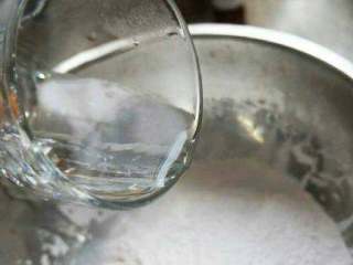 1、猫爪汤圆,将两种粉混合均匀，分成两部分，一部分原色，一部分加红曲粉，分别一点点的加入热水