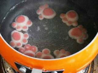 7、猫爪汤圆,水煮开后，小火加入猫爪煮浮在水面上就行了