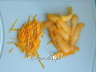 5、蜂蜜橙子茶,把橙子皮切丝,越细越好。