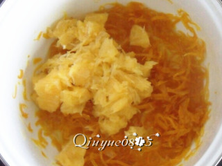 12、蜂蜜橙子茶,放入橙子果肉继续煮。