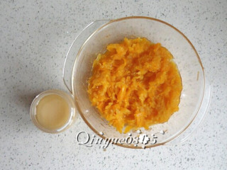 14、蜂蜜橙子茶,盛到盆里放凉,兑入蜂蜜。