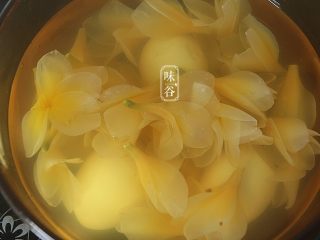 11、鸡蛋花糖水,关火后焖一下，鸡蛋花透明了即可食用。
