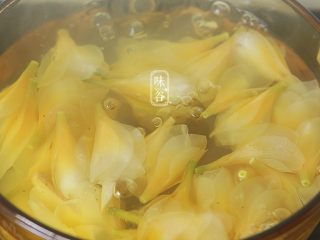 10、鸡蛋花糖水,继续焖煮10分钟；
