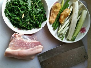 1、手工荠菜肉馅饺子,将所需材料准备好，猪肉、葱姜、荠菜。将所需材料清洗干净。