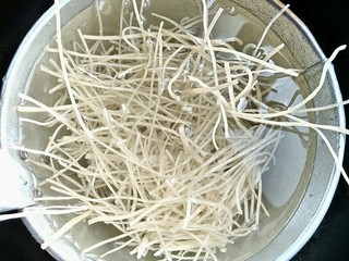 2、手工荠菜肉馅饺子,清洗粉条（????都是碎粉条，家里断货了）