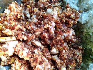 5、手工荠菜肉馅饺子,向剁好的肉馅中加入酱油、盐和十三香进行搅拌。
