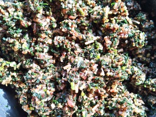 6、手工荠菜肉馅饺子,往肉馅中添加菜馅。