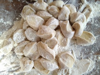 8、手工荠菜肉馅饺子,将面团切成图中的形状，擀制饺子皮。