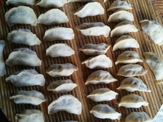 11、手工荠菜肉馅饺子,将包好的饺子排列整齐，有的小伙伴包的饺子在煮的时候会烂，记住一个口诀就行啦。包饺子，不要样，来回捏三趟！????