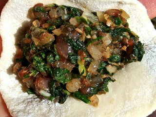 10、手工荠菜肉馅饺子,开始包饺子啦，先捏中间再捏两边，最后捏其它部分。