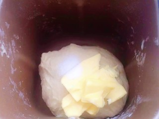 1、菠萝面包,面团材料除了黄油与盐外，其余材料如牛奶，鸡蛋，细砂糖，面粉，奶粉，酵母依次放入面包机中，按和面程序和面10分钟放入黄油与细盐继续和面20分钟