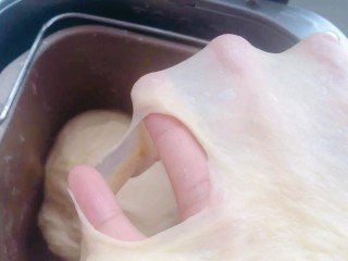 2、菠萝面包,揉好后的面团拿一小块出来，能拉出有韧性不易破的手套膜或破了的边缘光滑整洁就好了。然后面包机按发酵程序开始一发，发酵至2-2.5倍大，我这次发酵了40分钟，仅供参考