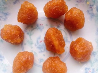 3、菠萝面包,利用面团发酵的时间可以先把菠萝馅分好，分8份，每份30克