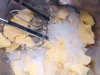 4、菠萝面包,黄油提前拿到温室软化。等面团发酵到差不多好的时候，大概离一发发酵好还有8-10分钟左右，就可以开始制作菠萝皮。把细砂糖跟盐倒入已经软化好的黄油中先进行打均匀