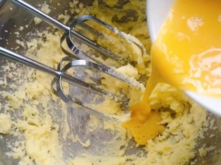 5、菠萝面包,鸡蛋放入碗中打散，分3次加入黄油中继续打发，每一次加入鸡蛋液必须充分打发均匀才能加入下一次，以此类推