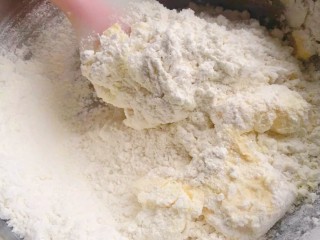 7、菠萝面包,加入低筋面粉和奶粉搅拌混合