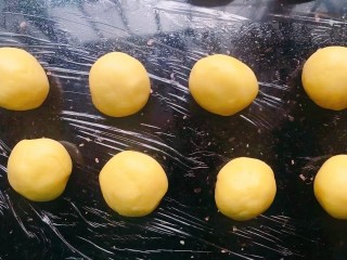 9、菠萝面包,把搅拌好的菠萝皮分成8等份