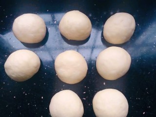 11、菠萝面包,把面团拿出操作台上轻轻排气，也同样分成8等份