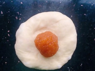 12、菠萝面包,拿一份小面包用手掌按压一下，放入菠萝馅收口