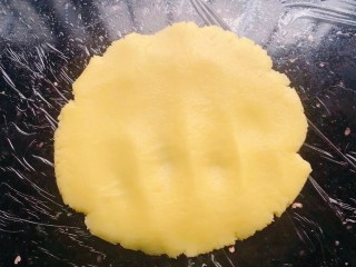 13、菠萝面包,菠萝皮放操作台上手掌轻轻按压薄，压至能包下整个面团