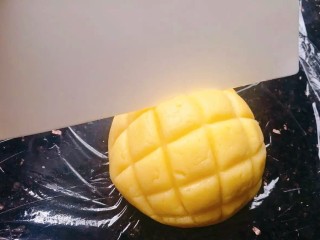 15、菠萝面包,再用刮刀割出菠萝状