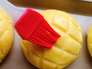 17、菠萝面包,二发发酵好，在表面刷上一层全蛋液