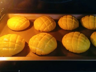 18、菠萝面包,烤箱提前预热10分钟，上火185度，下火170度，中层，时间25分钟