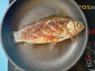 6、胡萝卜山药鲫鱼汤,煎至一面金黄酥脆的颜色就可以翻面煎