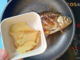 7、胡萝卜山药鲫鱼汤,加入姜片