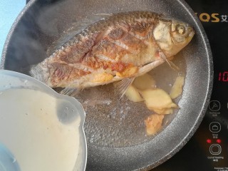 8、胡萝卜山药鲫鱼汤,倒入开水，一定是开水哦