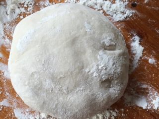 1、葱花肉饼,如图，用温开水把面团揉好，放一边醒至15分钟左右。