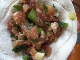 3、葱花肉饼,把面团揉成一条长形，分成八等份，用擀面杖擀成大小适中的饼皮，包适量肉馅