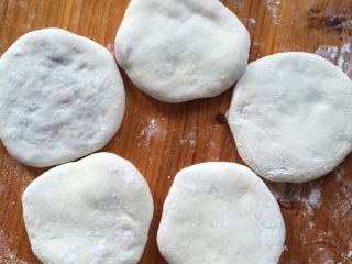 4、葱花肉饼,如图依次做好，把肉饼都按成饼状，准备入锅煎