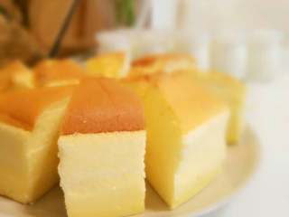 7、酸奶蛋糕,烤好后,把烤箱门打开,取出蛋糕,直接晾凉后取出可轻松脱模。