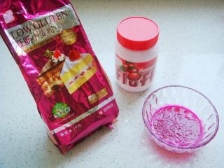 1、出水芙蓉饼干,准备食材，红心火龙果取汁过滤备用。