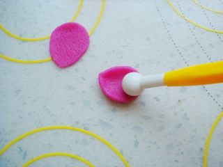 7、出水芙蓉饼干,花瓣用圆头工具在中间压几下，中心成凹下去的小花瓣，依次做好。