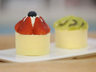 19、基础原味蛋糕卷,定型好之后，我们把蛋糕卷拿出来装饰，大家可以根据自己喜好装饰出属于你的蛋糕卷