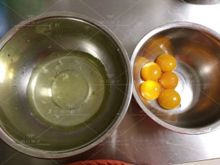 3、红枣戚风蛋糕,蛋清和蛋黄分别放入无水无油的盆中，蛋白放入冰箱冷藏备用。