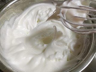 9、红枣戚风蛋糕,将蛋白从冰箱取出，用电动打蛋器打至粗泡，分三次加入细砂糖，打到蛋白霜湿性偏干状态即可。